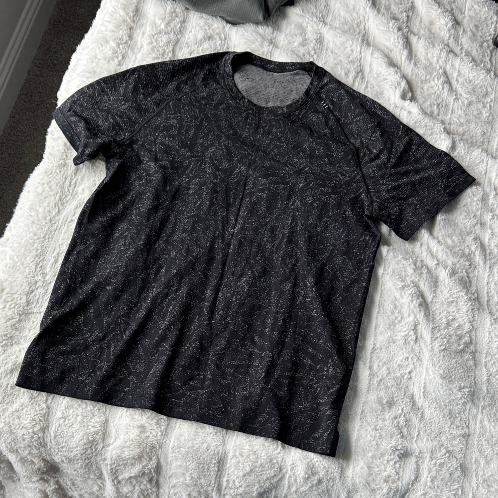Lululemon Metal Vent black w/ white specs